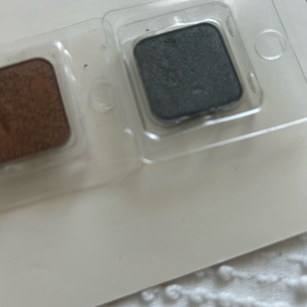 Seint brown and gray eyeshadow duo